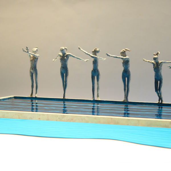 Claire Fontana - Six nageuses - bronze et verre - 40 x 26 x 13 cm - 2400 €