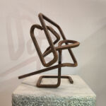 Ariele Elizondo Lizarraga – En danse – Pierre naturelle quartzo-calcaire bleu et acier corten – 50 x 40 x 41 cm