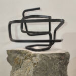 riel Elizondo Lizarraga – Falaise cantabrique – Pierre naturelle calcaire grise et acier corten noir – 50 x 45 x 35 cm