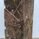 Ariel Elizondo Lizarraga – Emakumea – Pierre naturelle Rouge Bidasoa et aluminium – 64 x 25 x 25 cm