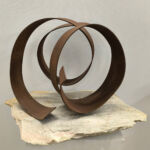 Ariel Elizondo Lizarraga – En cercles – Pierre naturelle quartz beige et acier corten – 32 x 54 x 36 cm