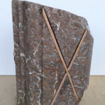 Ariel Elizondo Lizarraga – Herria – Pierre naturelle calcaire Rouge Bidasoa et aluminium – 40 x 25 x 25 cm