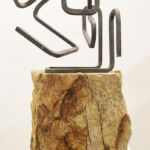 Ariel Elizondo Lizarraga – Igeldo – Pierre naturelle sablonneuse d’Igeldo et acier corten noir – 66 x 37 x 30 cm