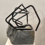 riel Elizondo Lizarraga – Baleinier – Pierre naturelle calcaire grise et acier corten noir – 40 x 34 x 24 cm