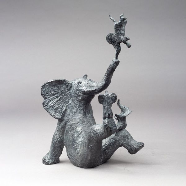Sophie Verger - En Afrique ou quatre éléphants heureux - bronze - 26 x 17 x 12,5 cm - 2900 €