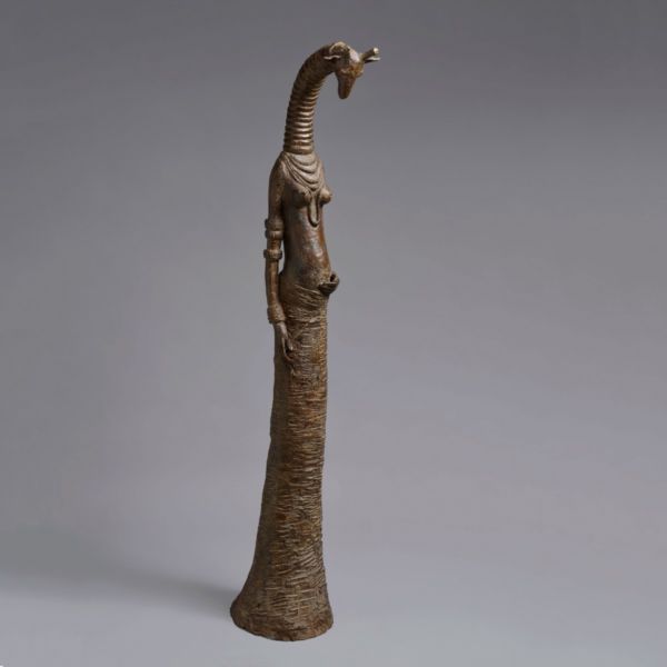 Sophie Verger - Grande girafe enceinte - bronze - 185 x 37 x 35 cm sur plaque 50 x 50 cm - 18000 €