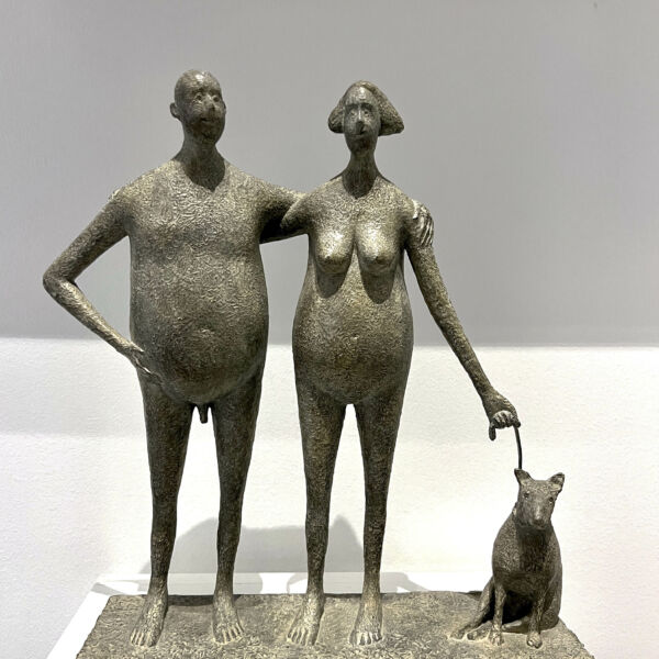 Lucette Brandy - Couple au chien - bronze - 29 x 25 x 8 cm - 3200 €