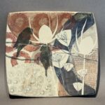 Mollie Brotherton - Oiseau pIatter - céramique, pièce unique - 30 x 30 x 2 cm - 180 €