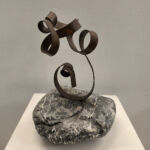 Ariel Elizondo Lizarraga -La Fleur - Pierre naturelle calcaire grise veinée et acier corten - 27 x 22 x 20 cm