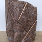 Ariel Elizondo Lizarraga - Monumentua - Pierre naturelle calcaire Rouge Bidasoa et aluminium - 45 x 33 x 28 cm