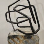 Ariel Elizondo Lizarraga - Fleur du desert - Pierre naturelle calcaire grise et acier corten noir - 46 x 36 x 30 cm - 1900 €