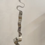 Ariel Elizondo Lizarraga - Serpentine Inox -Pierre naturelle quartz blanco et acier inox - 166 x 42 x 30 cm