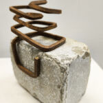 Ariel Elizondo Lizarraga - Vert Olive - Acier Corten et pierre naturelle quartzo-sablonneuse - 17 - 15 - 9 cm