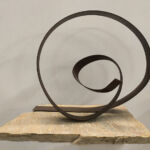 Ariel Elizondo Lizarraga - Spirale - Pierre naturelle quartz beige et acier corten - 46 x 57 x 33 cm