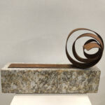 Ariel Elizondo Lizarraga - La granitique - Acier Corten et pierre naturelle granite gris - 27 x 40 x 15 cm