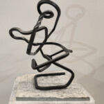 Ariel Elizondo Lizarraga -Tango à deux - Pierre naturelle calcaire grise et acier corten noir - 42 x 32 x 35 cm